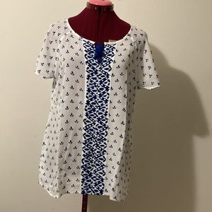 Liz Claiborne white & blue round neck blouse size Large. Raglan cap sleeves.